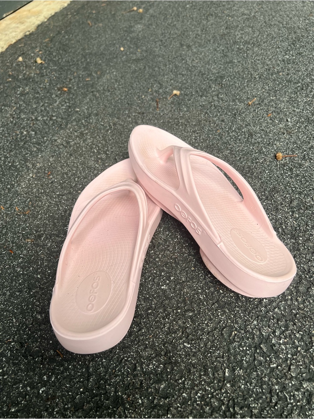 OOFOS Women's OOlala Sandals in Pale Pink